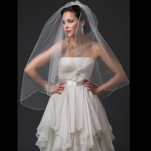 Toni Federici “Luxe” fingertip veil